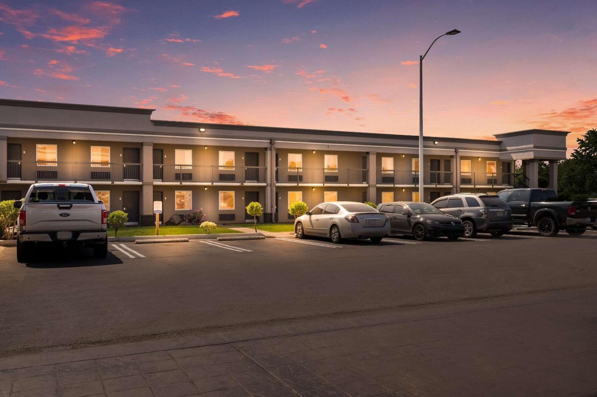 Clarion Inn & Suites Russellville I-40 Exterior photo
